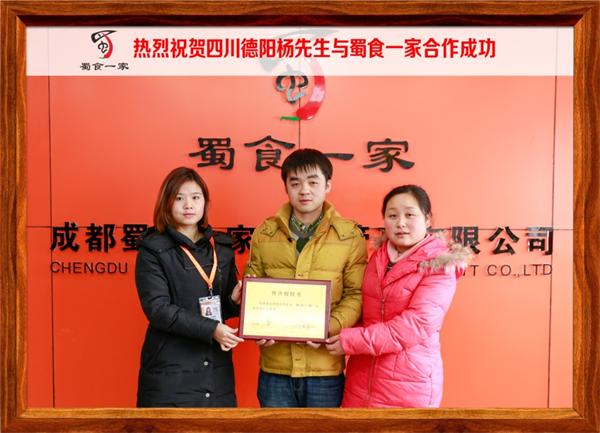 从路边推车到开店，仅一年时间，她垄断了整个县的蜀食一